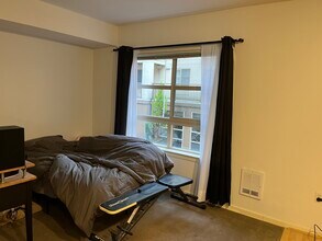 118 107th Ave NE, Unit B201 in Bellevue, WA - Building Photo - Building Photo