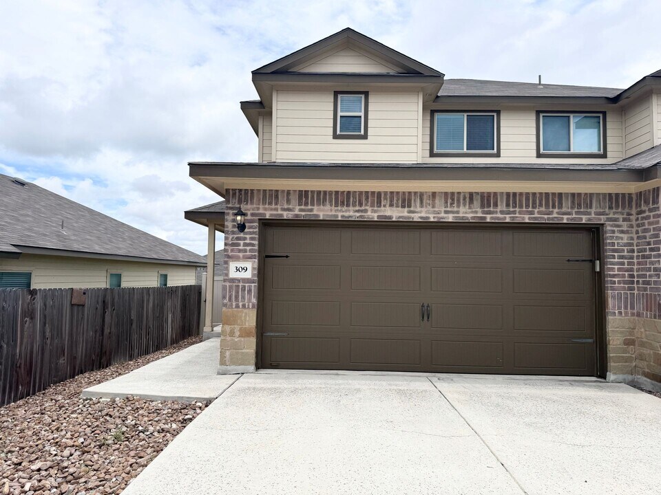 311 Eugene Pass in New Braunfels, TX - Building Photo