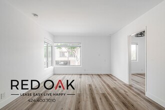 8514 Sherwood Dr in West Hollywood, CA - Foto de edificio - Building Photo