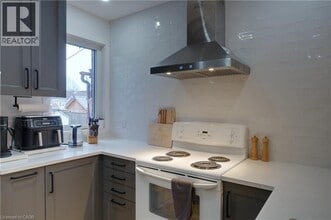 100 Huxley Ave N in Hamilton, ON - Building Photo - Building Photo