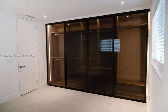 830 NE 171 St in North Miami Beach, FL - Building Photo - Building Photo