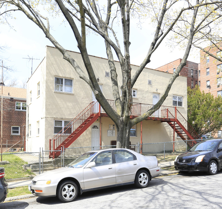 2351 Barnes Ave in Bronx, NY - Building Photo