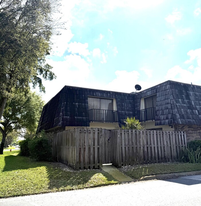 1720 Forest Lakes Cir in West Palm Beach, FL - Foto de edificio