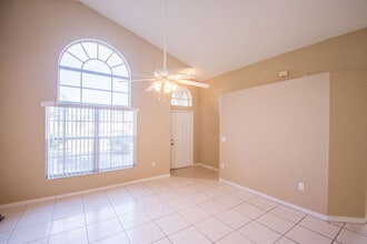 3 Bed 2 Bath Home with Stainless Steel App in Kissimmee, FL - Foto de edificio - Building Photo