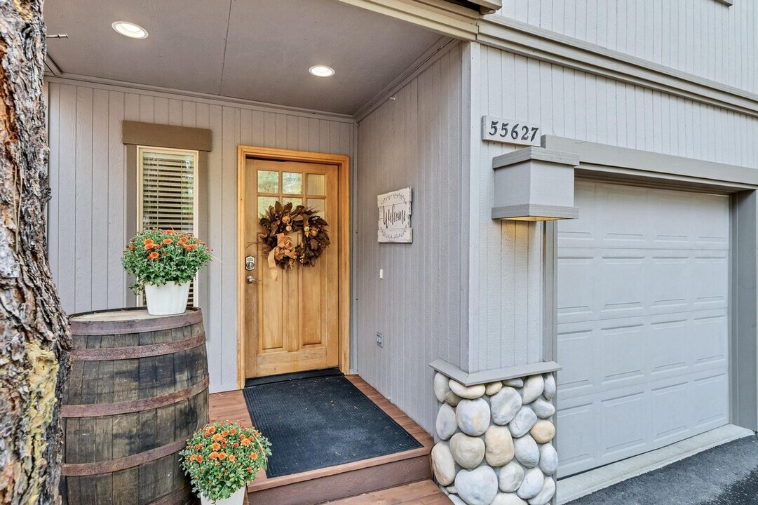 55627 Wagon Master Way in Bend, OR - Foto de edificio