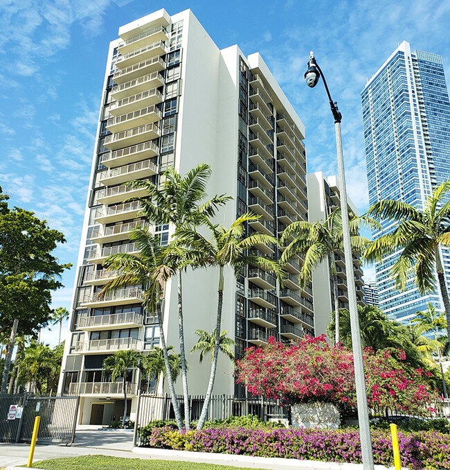 1450 Brickell Bay Dr, Unit 1214 in Miami, FL - Building Photo - Building Photo