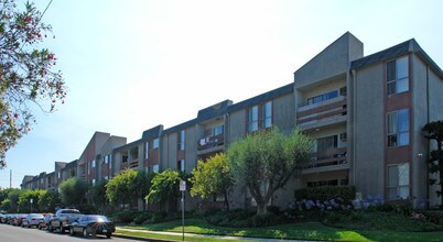 Sun Dial Francis Apartments in Los Angeles, CA - Building Photo - Building Photo