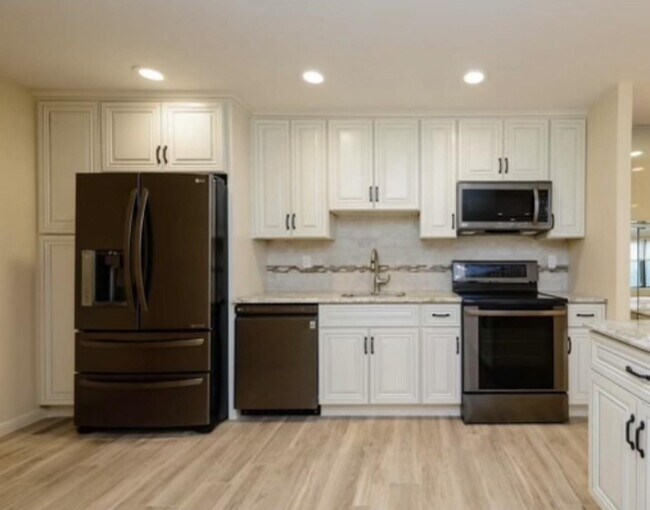 14 Squirrel Hill in Roslyn, NY - Building Photo - Building Photo