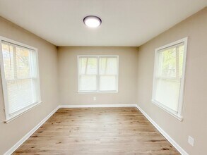 This beautifully updated 3-bedroom, 1-bath single-family home is ready for move-in! in Detroit, MI - Foto de edificio - Building Photo