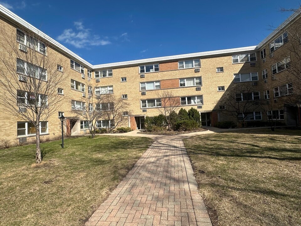 7435 N Ridge Blvd in Chicago, IL - Building Photo
