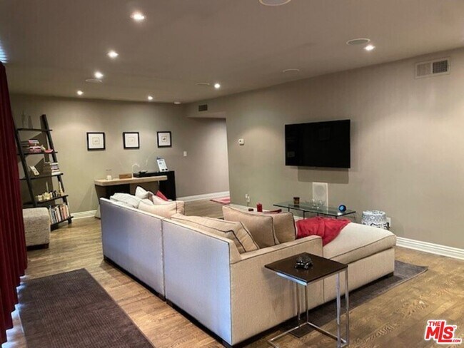 property at 2260 N Cahuenga Blvd