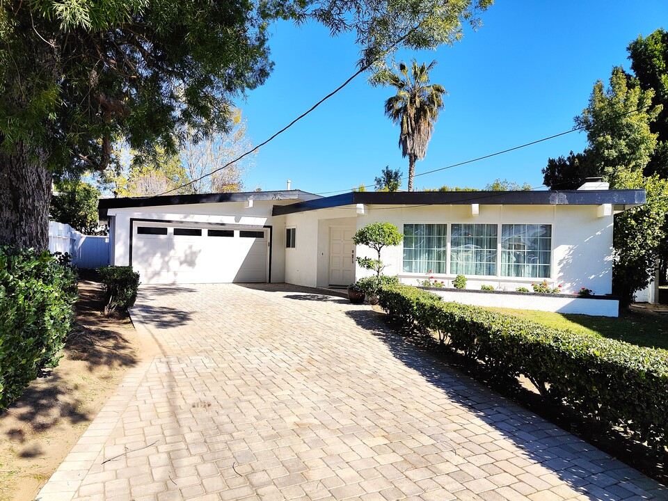 13725 Calvert St in Van Nuys, CA - Foto de edificio