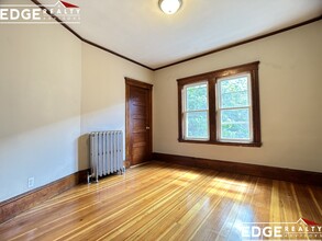 139 Edenfield Ave, Unit 2 in Watertown, MA - Foto de edificio - Building Photo