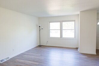 4446 Park Lawn Dr in Des Moines, IA - Building Photo - Building Photo
