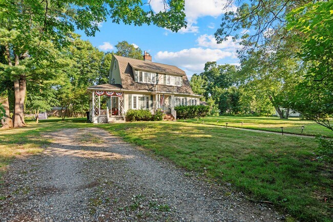 202 Lewis Rd in Northport, NY - Building Photo - Building Photo