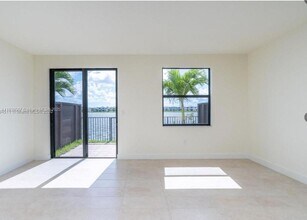 9076 NW 158th St in Miami Lakes, FL - Foto de edificio - Building Photo