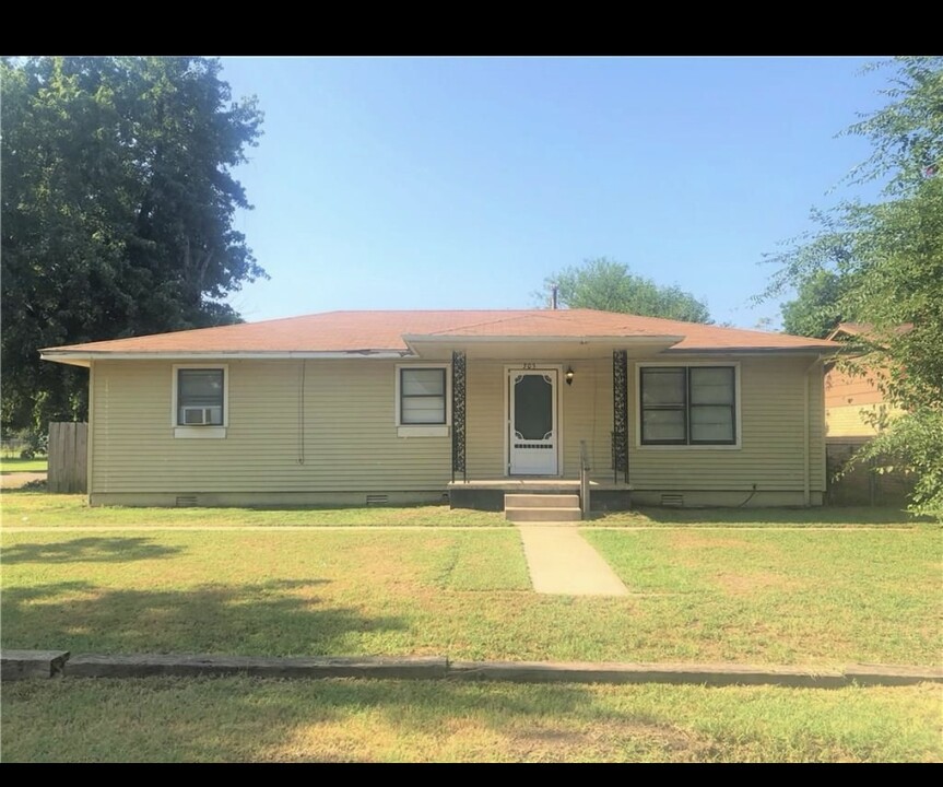 305 W Adams St in Crescent, OK - Building Photo