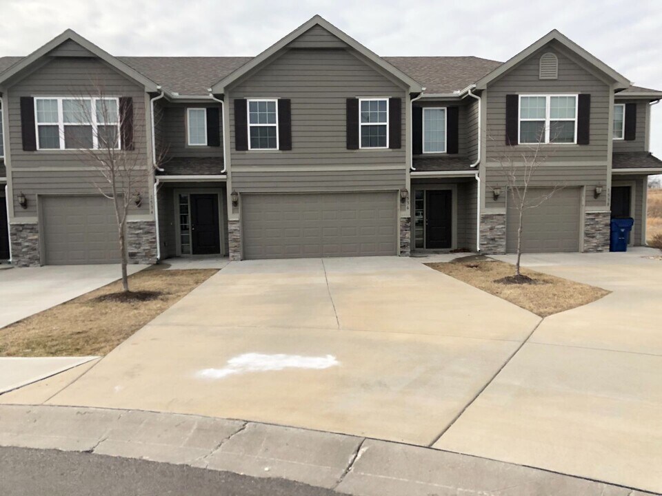 1536 NE Erin Ct in Grain Valley, MO - Building Photo