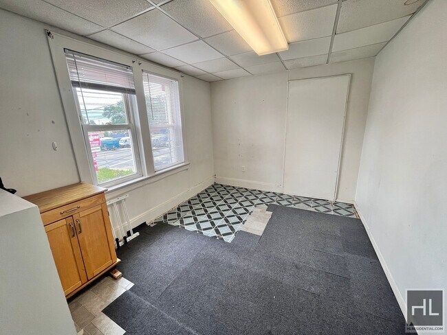 1268 Hempstead Turnpike-Unit -2B in Elmont, NY - Foto de edificio - Building Photo