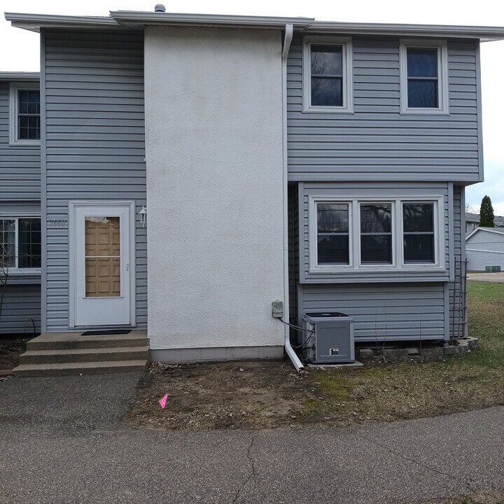 3660 Brookdale Dr N in Brooklyn Park, MN - Building Photo