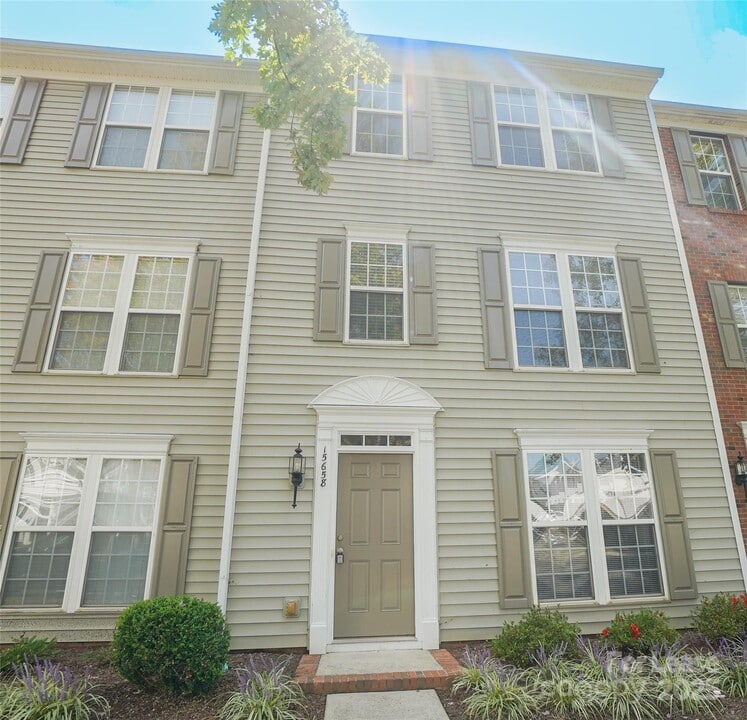 15658 King Louis Ct in Charlotte, NC - Building Photo