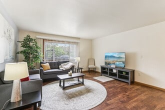 Woodfield Heights Apartments in Waukesha, WI - Foto de edificio - Building Photo