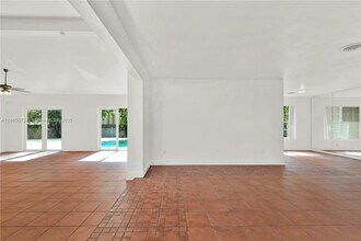 15831 Palmetto Club Dr in Miami, FL - Building Photo - Building Photo