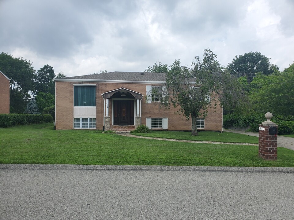 210 Canterbury Ln in North Versailles, PA - Foto de edificio