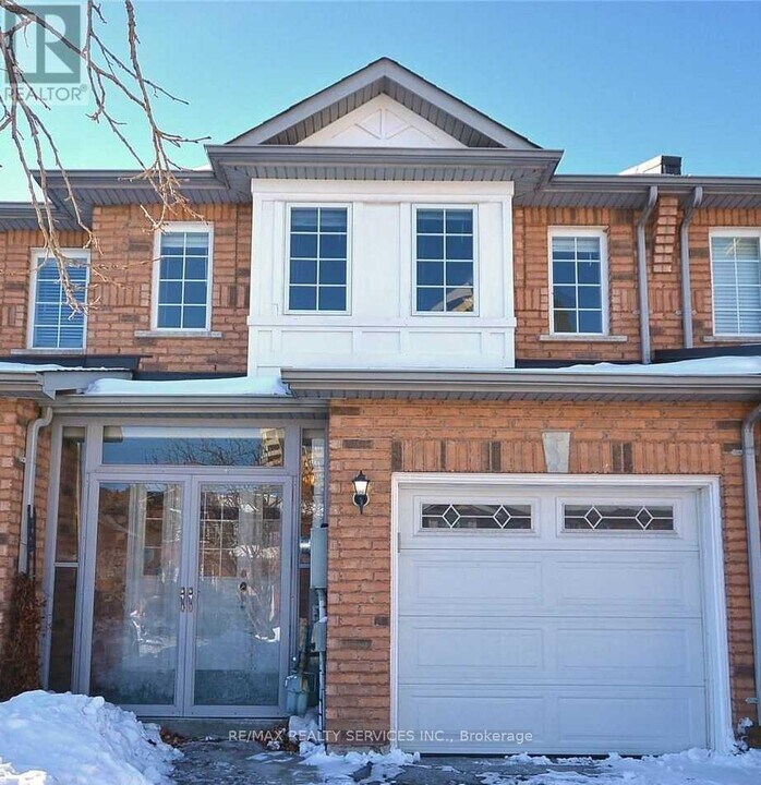22 Berkindale Ct in Brampton, ON - Building Photo