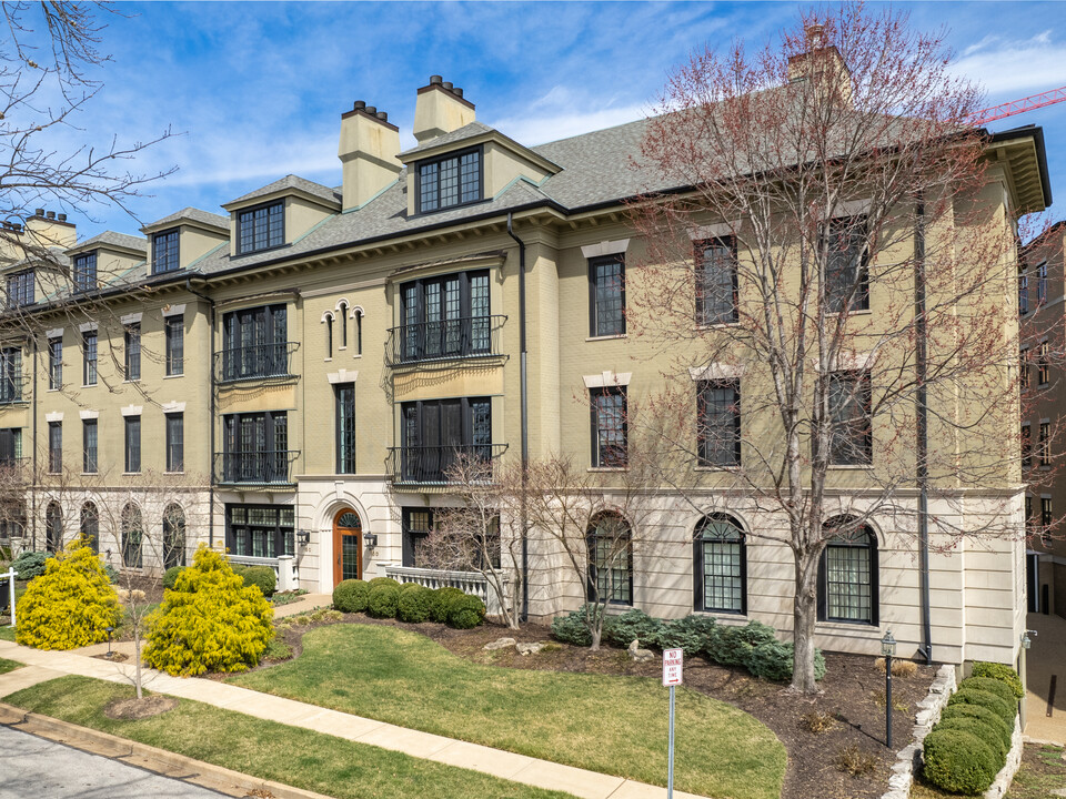 15 Topton Way in Clayton, MO - Building Photo