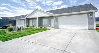 4336 Dawn St in Grand Island, NE - Building Photo