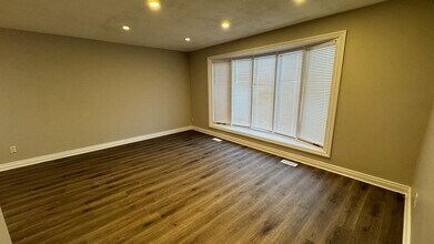 3450 Queenston Dr in Mississauga, ON - Building Photo - Building Photo