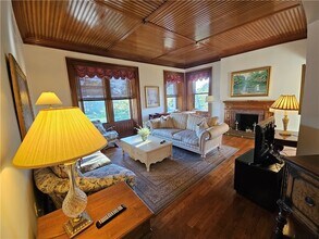 364 Bellevue Ave, Unit 102 in Newport, RI - Building Photo - Building Photo