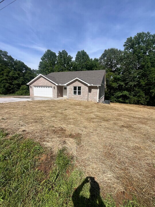 15 Hillcrest Dr in Bruceton, TN - Building Photo
