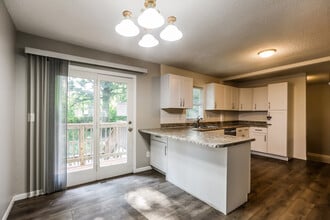 5728 Cedar Ave in Raytown, MO - Foto de edificio - Building Photo