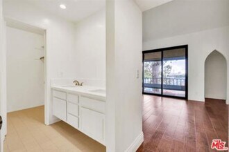 8711 Falmouth Ave, Unit 104 in Playa Del Rey, CA - Foto de edificio - Building Photo