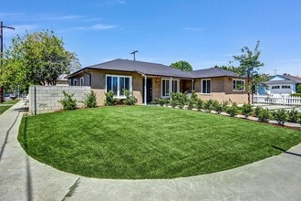 17627 Caprino Pl in Van Nuys, CA - Building Photo - Building Photo