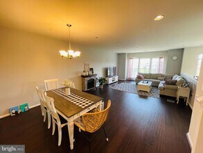 42699 Wardlaw Terrace in Ashburn, VA - Building Photo - Building Photo
