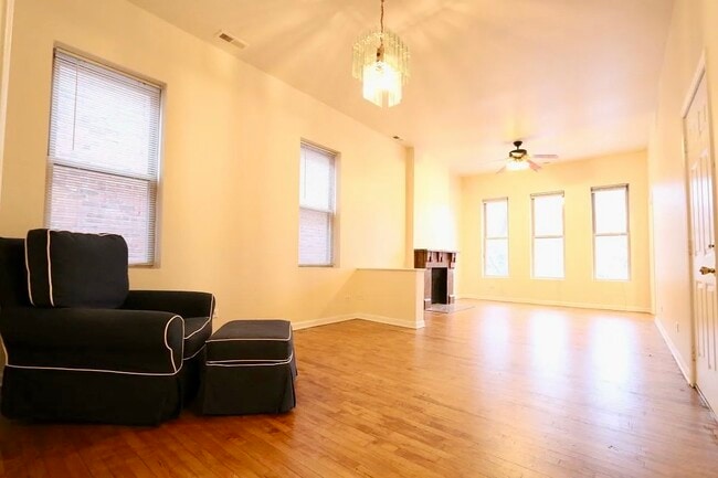 719 S Loomis St, Unit 2 in Chicago, IL - Building Photo - Building Photo