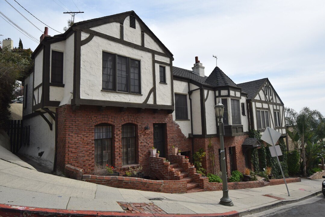 2062 Argyle Ave in Los Angeles, CA - Building Photo