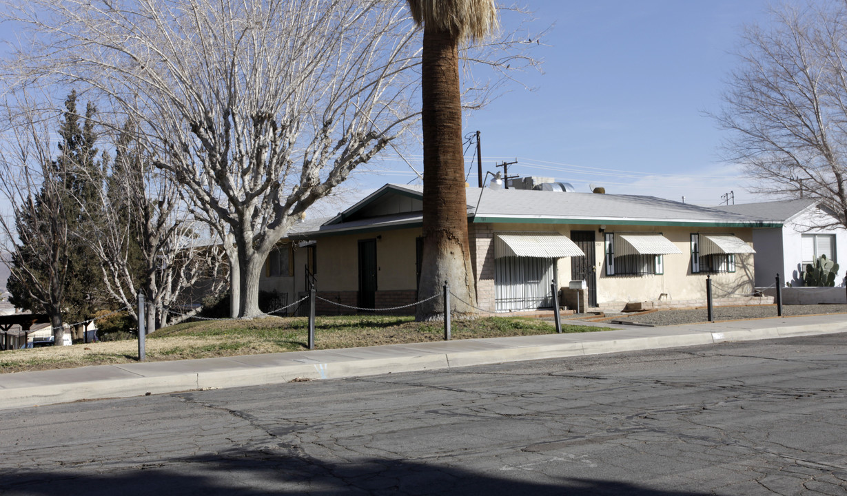 305 E Fredricks St in Barstow, CA - Building Photo