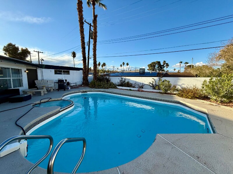 1526 E Twain Ave in Las Vegas, NV - Building Photo