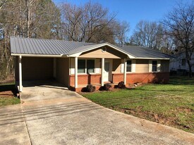615 Alexandria Rd SW in Jacksonville, AL - Building Photo