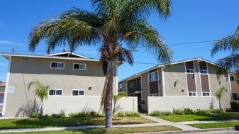 2612-2616 England St in Huntington Beach, CA - Building Photo