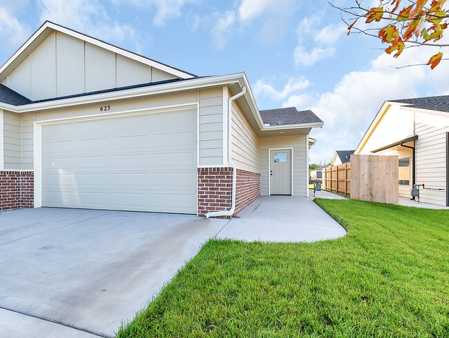 property at 625 Briarbrook Ln