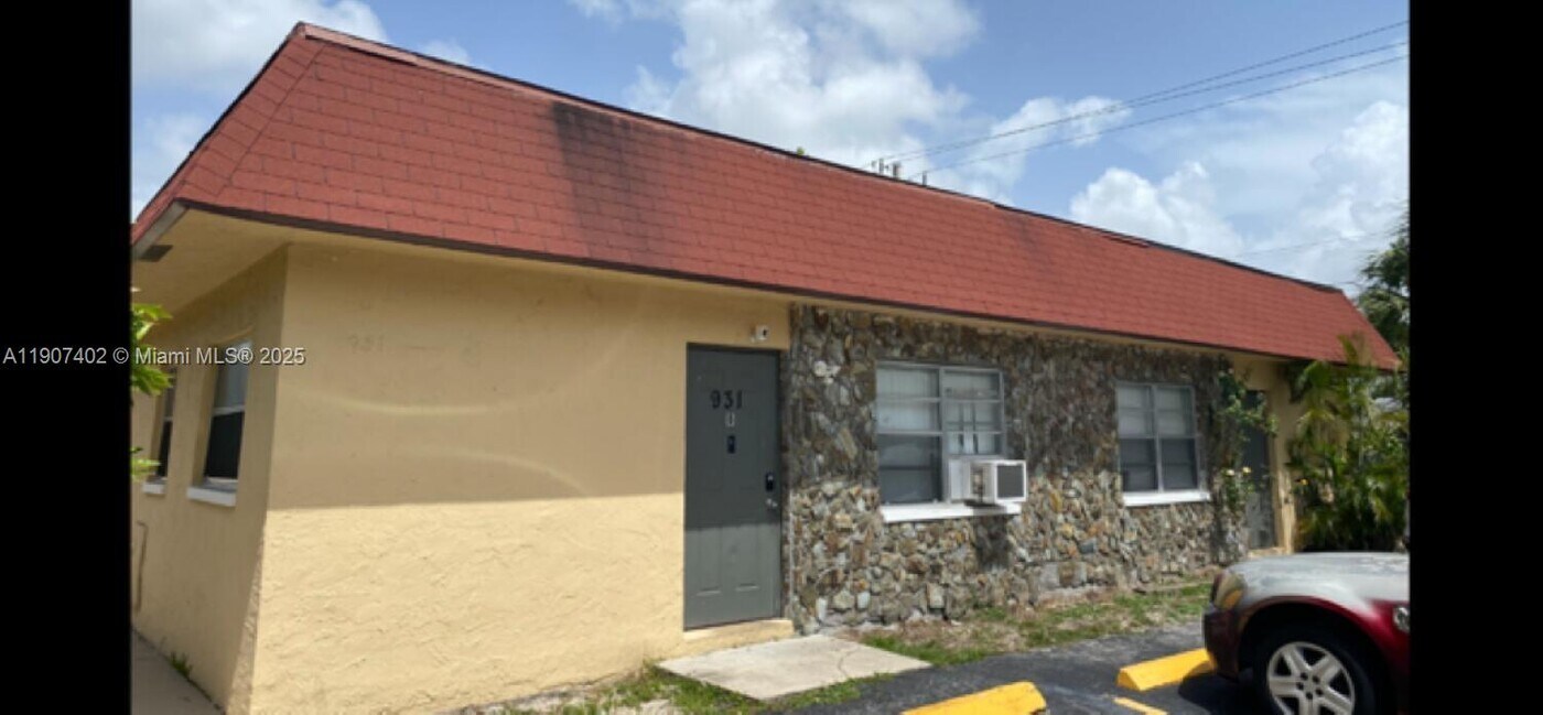931 SW 80th Ave in North Lauderdale, FL - Building Photo
