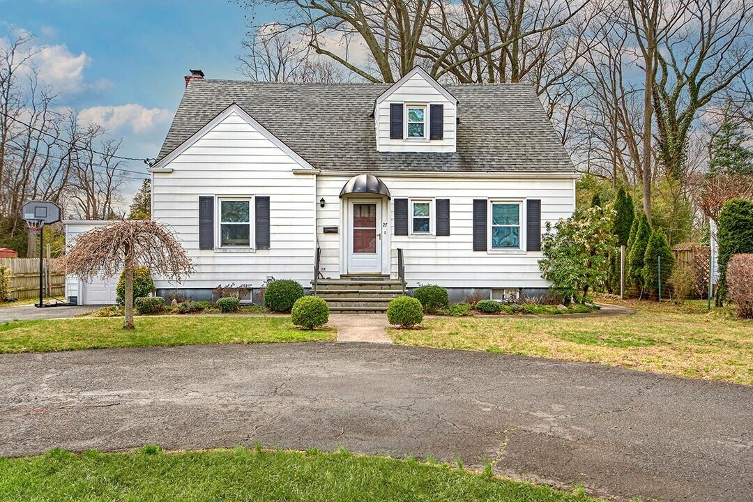 27 Crystal St in Harrison, NY - Building Photo
