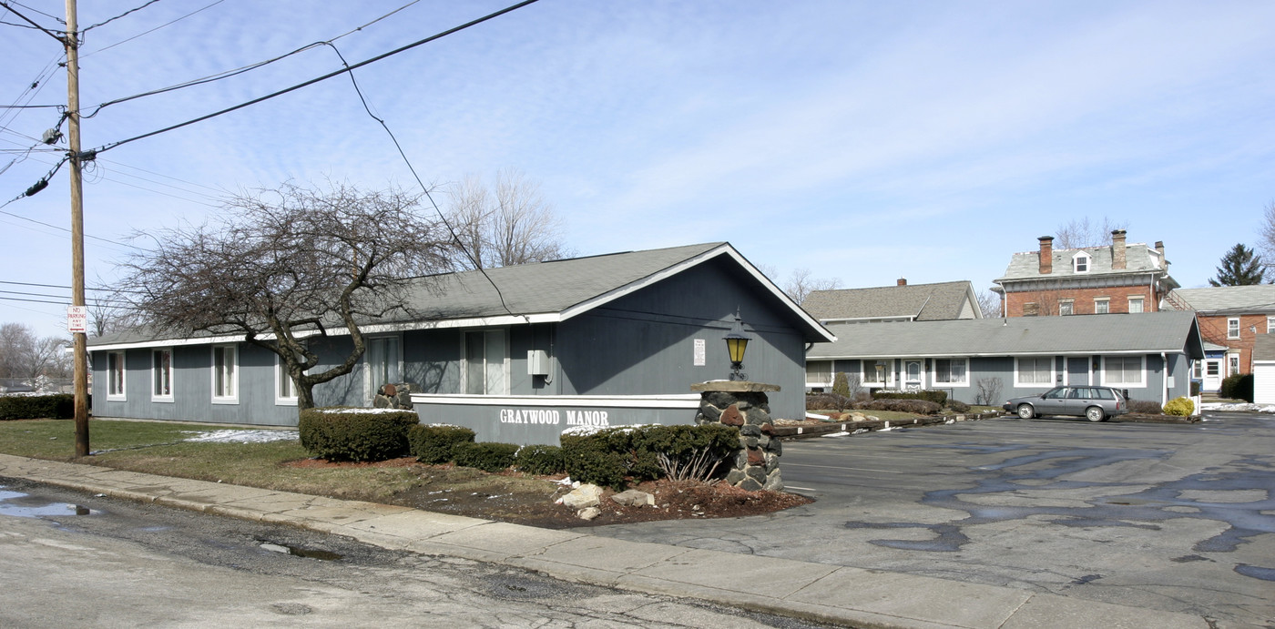 Graywood Manor in Painesville, OH - Building Photo