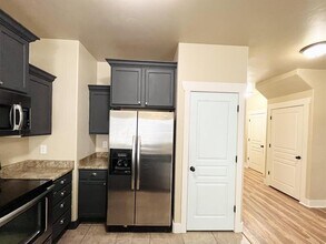 1576 Venetian Way in Saratoga Springs, UT - Foto de edificio - Building Photo