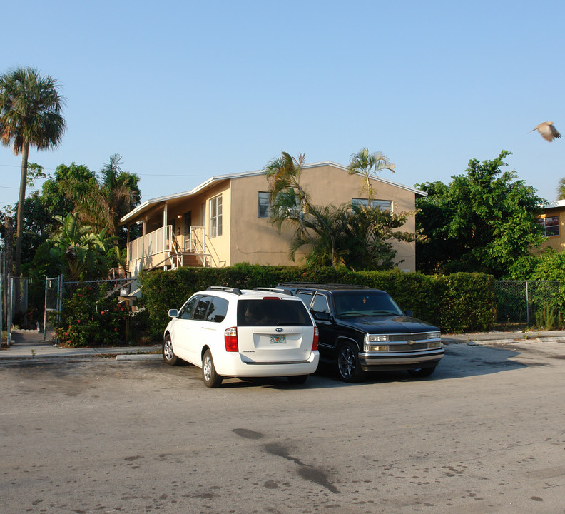 2760 SW 2nd St in Fort Lauderdale, FL - Building Photo